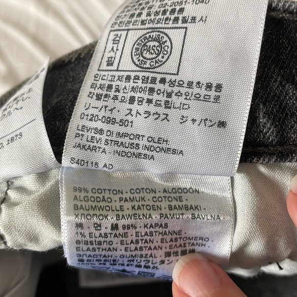 Levis Faded Black Jean Short - Picture 6 of 6